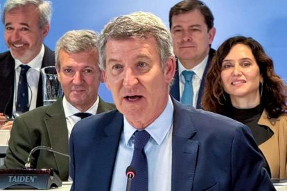 Feijóo se dirige ayer al PP, detrás de él, Mañueco.