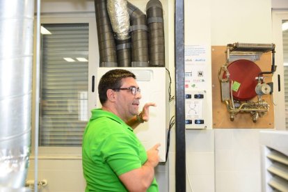 Cañas, con parte de la instalación realizada por los alumnos en el aula.