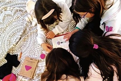 Las matronas impulsan talleres con piscina y yoga para mujeres y bebés y otro madre-hija.