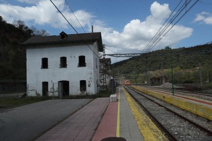Imagen reciente de la antigua estación de Renfe en Torre del Bierzo, que será reformada.