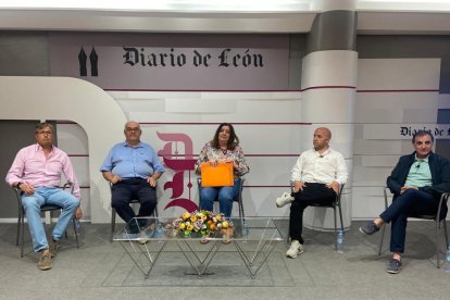 Participantes en la mesa redonda 'senderos, descubriendo el territorio'. RAMIRO