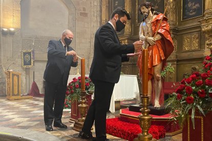 Luis Carlos Sinde y Adrián Alonso encendieron las velas a Nuestro Padre Jesús de la Misericordia. MAZ