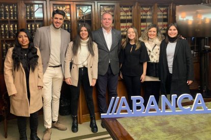 Los becarios Abanca con Marcos Lamas, director territorial de la entidad financiera, y Carmen González Velasco, coordinadora del Mucaf. DL