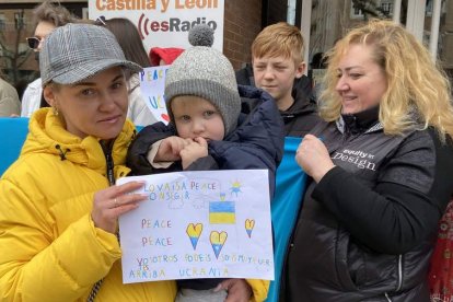 Los niños y sus madres fueron a despedir ayer la caravana humanitaria que espera Ucrania en poco más de dos días. RAMIRO