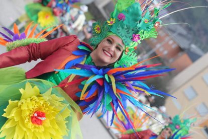 El desfile partirá a las 16.00 horas de detrás de la plaza Eloy Terrón. Ahí están niños, adultos, los que van por libre y los grupos. ANA F. BARREDO