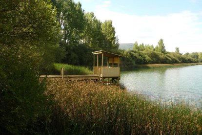 Descubriendo el Lago de Carucedo: Zonas de baño, rutas y leyendas. Foto de archivo