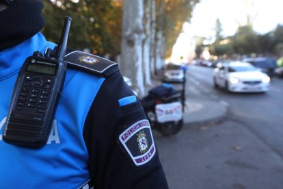 Un agente de la Policía Local de León. RAMIRO