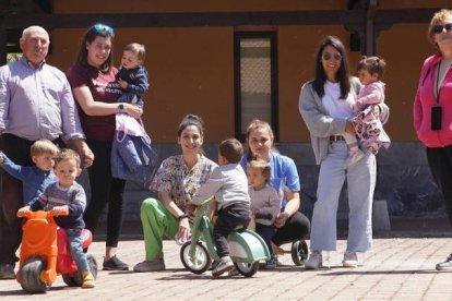 Los niños y niñas que asisten a la guardería participan en actividades relacionadas con el entorno rural al que pertenecen y a la vez la guardería incorpora la digitalización con la tecnología que permite a la profesora está en contacto con las familias durante la jornada. J. NOTARIO