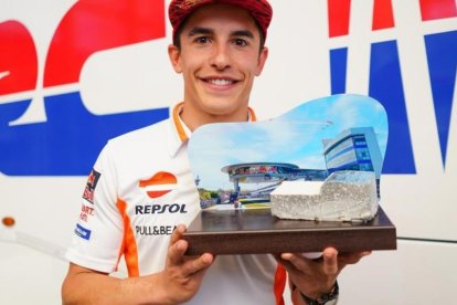 Jerez le ha regalado hoy a Marc Márquez un trozo de los antiguos pianos del remozado circuito.