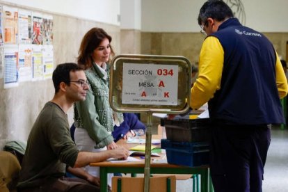 Un trabajador de Correos deposita el voto por correo en las elecciones del pasado 28-M. J. J. GUILLÉN