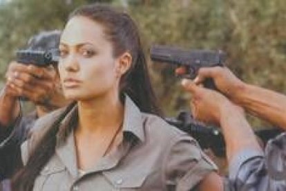 La actriz Angelina Jolie en el papel de la intrépida Lara Croft