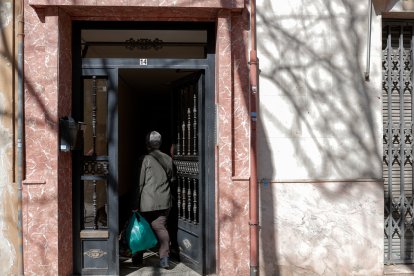 Portal del edificio en el que tuvo lugar el suceso. MANUEL BRUQUE / EFE