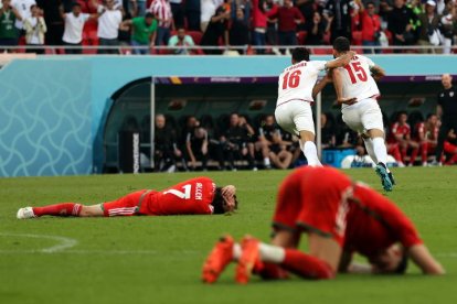 Irán celebra ante la desolación de los jugadores galeses su triunfo por 2-0.TAHERNEKARE