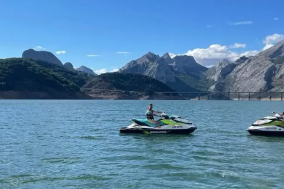 Motos acuáticas en el embalse de Riaño. LEÓNAVENTURA