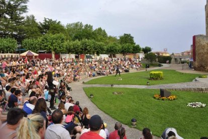 Las actividades del Mercado
Medieval de Valencia de Don
Juan darán comienzo esta
tarde, desde las 19.00 horas,
con la inauguración de los
puestos, que se instalarán en el
entorno del castillo coyantino.