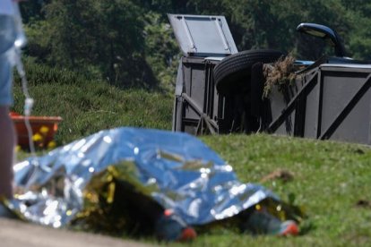 Siete personas fueron hospitalizadas por las contusiones y fracturas que sufrieron al despeñarse un autobús con 48 pasajeros, muchos de ellos niños. PACO PAREDES