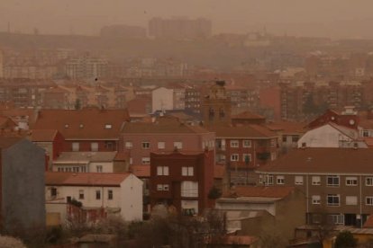 El episodio más fuerte que se recuerda de polvo saharaiano en León en en marzo de 2019, en la imagen. RAMIRO