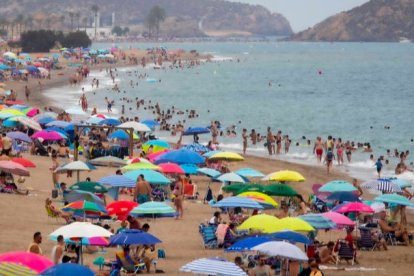 Y mientras tanto, las playas mediterráneas llenas esta jornada de elecciones. EFE