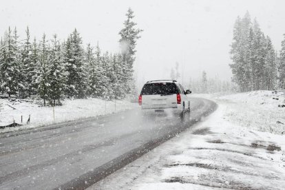 Nieve en León: ¿cómo poner las cadenas de nieve en el coche? Foto: pexels.