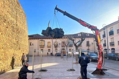 Operarios municipales proceden al vallado de la estatua de Eduardo Arroyo. DL