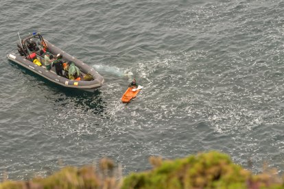 Efectivos de la Guardia Civil durante el rescate del cuerpo hallado en las proximidades del Cabo Vidío.  ELOY ALONSO / EFE