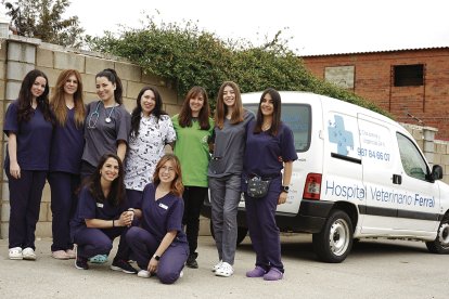 Las trabajadoras del Hospital Veterinario Ferral en la amplia zona de aparcamiento con la que cuenta el centro. J. NOTARIO