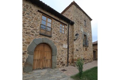 El Palacio de los Pernía (en el centro) luce ya restaurado como uno de los
referentes culturales de La Cepeda que tiene también otros puntos de interés
en una ruta por el corazón de la comarca que incluye como parada obligada
localidades como Magaz de Cepeda, Fontoria, Villamejil, Cogorderos, Revilla
o Quintana. Escenarios todos ellos significativos e n una comarca que ofrece
incluso más para el visitante. En este caso la ruta propuesta es de cerca de
20 kilómetros y abarca los municipios de Villaobispo de Otero, Magaz de
Cepeda y Villamejil. Naturaleza, arquitectura, tradiciones y gastronomía nos
abren de par en par la esencia de esta atractiva comarca leonesa. RAMIRO