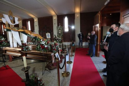 Exposición del Cristo de la Redención, ayer, en La Placa. ANA F. BARREDO