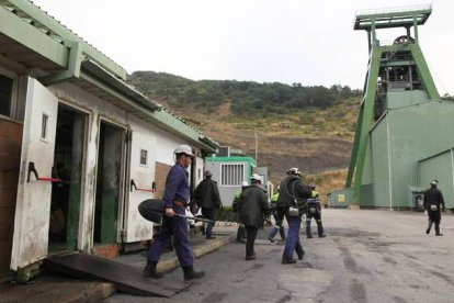 Trabajadores en el pozo Emilio del Valle, de la Hullera Vasco Leonesa. DL