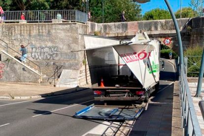 Estado en el que quedó el camión tras empotrarse contra el ojo del puente. DL