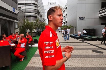 Sebastian Vettel camina frente al box de Ferrari en Sochi (Rusia).