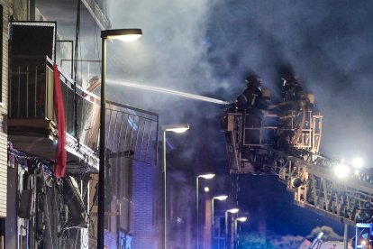 Una fuerte explosión de gas se ha producido en la noche de este martes en la calle Goya de Valladolid capital, en la que están trabajando los servicios de emergencias. EFE / NACHO GALLEGO.