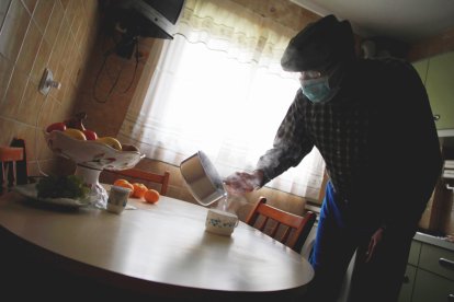 Un hombre se prepara una infusión en su domicilio . EFE