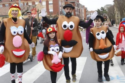 La jornada grande de estas fiestas de Carnaval se desarrollará este sábado de la mano del Gran Desfile, que repartirá numerosos premios entre los participantes. MARCIANO PÉREZ