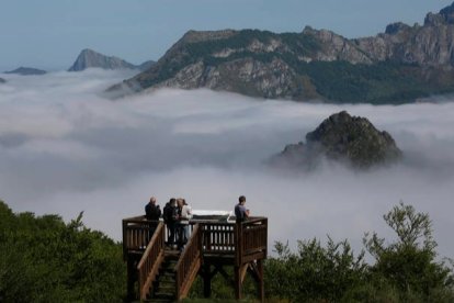 El mirador de Pica Ten, espectacular, sobre un mar de nubes. FERNANDO OTERO