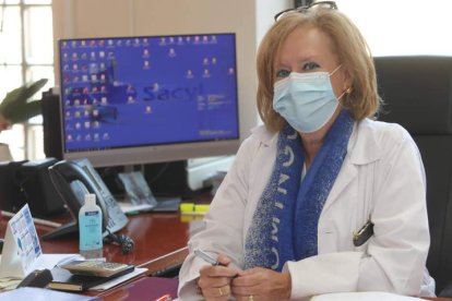 María Pilar Fernández Ampudia, ayer en su despacho en el Hospital El Bierzo. LUIS DE LA MATA