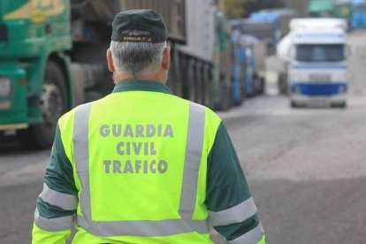 La Guardia Civil de Tráfico detectó en una carretera de Arganza la simulación del accidente.