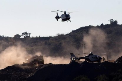 Un helicóptero sobrevuela la zona excavada para rescatar a Julen