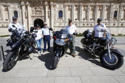 Juan Carlos Cantón, Mónica Murcientes, Hilario González, Ramón Carro y Javier Fernández, con las motos. J, NOTARIO