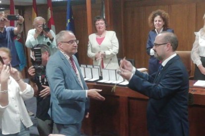 Marco Morala coge el relevo del bastón de mando en Ponferrada tras arrebatárselo al socialista Olegario Ramón. DL