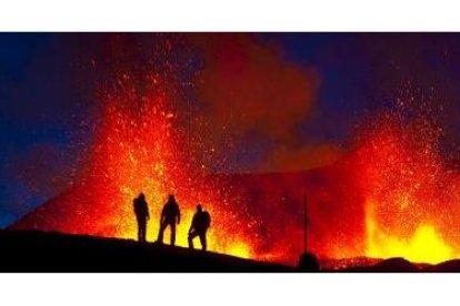 Un grupo de personas observan el volcán Eyjafjallajokull en erupción.