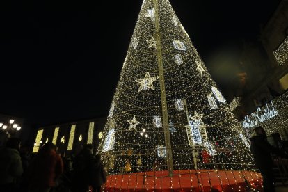 Iluminación navideña en Ponferrada. ANA F. BARREDO