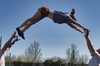 La compañía de teatro Cirk About It tiene estos días una doble presencia en los escenarios de la provincia leonesa. NACHO VILAR PRODUCCIONES