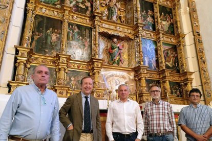 El conferenciante, el director general de la Junta, el vicepresidente de la Diputación y otras autoridades. DL