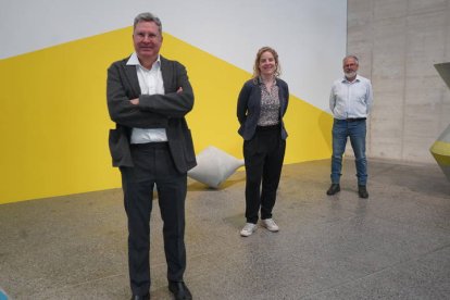 Álvaro Rodríguez Fominaya, Raquel Álvarez y Mariano Román, en una de las instalaciones actuales del Musac. J. NOTARIO