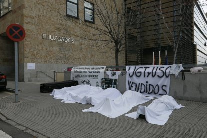 Las familias han colocado un ataúd y cinco "cadáveres' a la puerta de los juzgados. FERNANDO OTERO