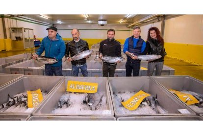 Armando Prendes, responsable de Pesca de Alimerka (segundo por la izquierda), junto a los armadores y patrones de los barcos. DL