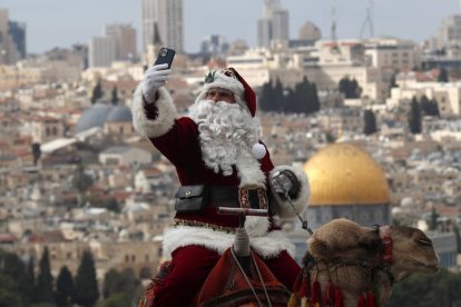 A los españoles les gusta celebrar la Navidad, en familia y con discurso del rey. EFE