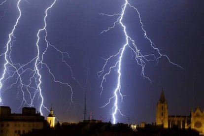 Tormenta eléctrica sobre la capital leonesa, en una imagen de archivo. DL