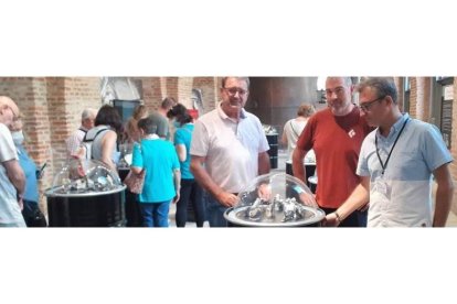 Francisco García, Manuel Cañón y Roberto Fernández, en la feria. CASTRO